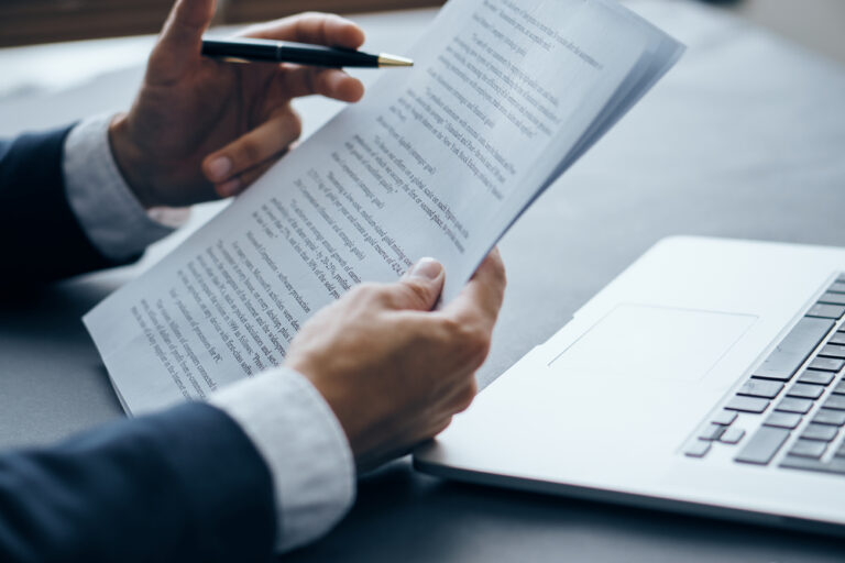 Abogado laboral especializado en asesorar empresas y pymes en Chile, con experiencia en contratos, despidos, negociaciones colectivas y cumplimiento de la normativa laboral.
