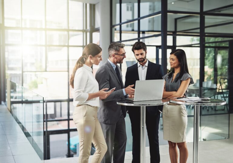 Abogado especializado en derecho comercial que asesora a empresas y pymes en contratos, sociedades, cobranzas y conflictos mercantiles en Chile.