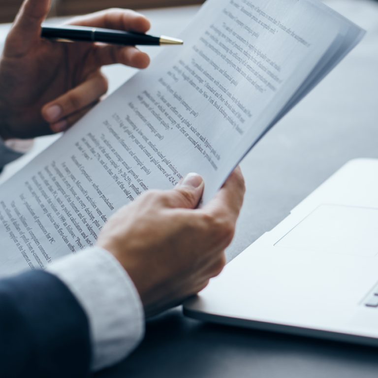 Abogado laboral especializado en asesorar empresas y pymes en Chile, con experiencia en contratos, despidos, negociaciones colectivas y cumplimiento de la normativa laboral.